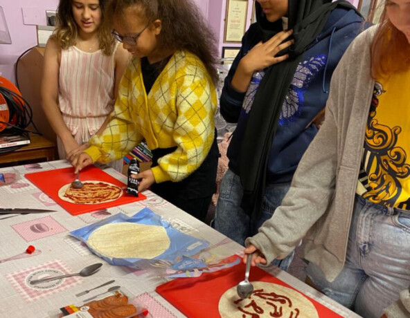 Children making pizzas
